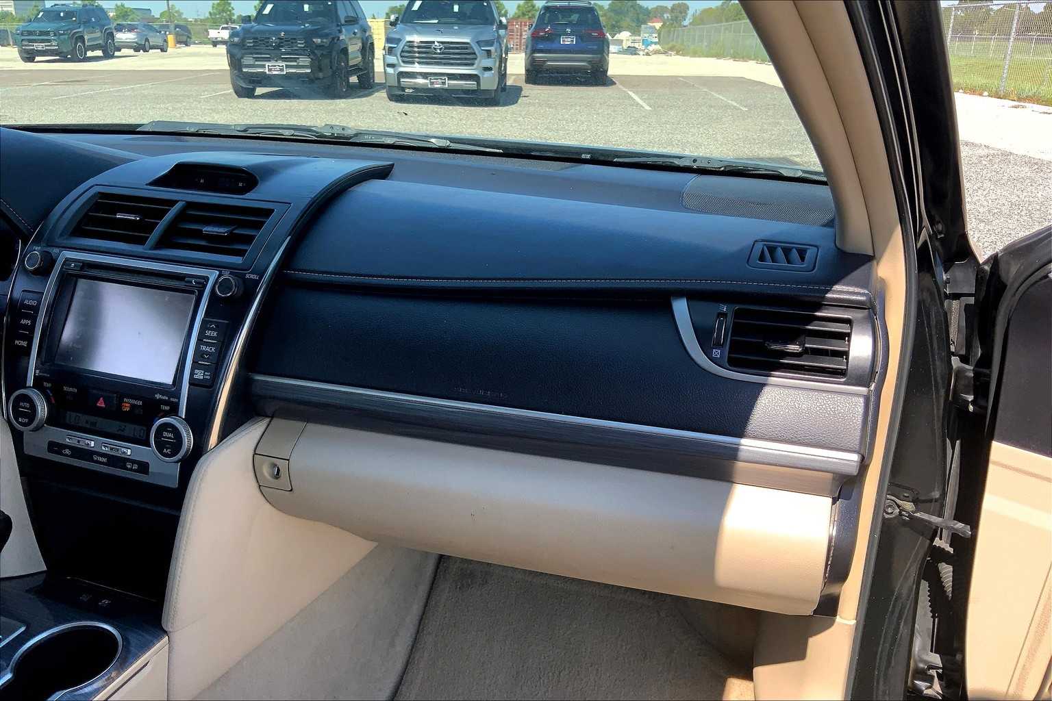 2014 Toyota Camry Hybrid XLE photo 16
