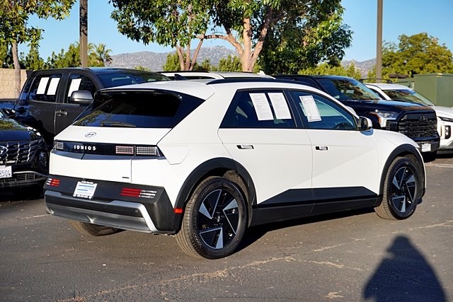 Used 2025 White Hyundai SEL image 7