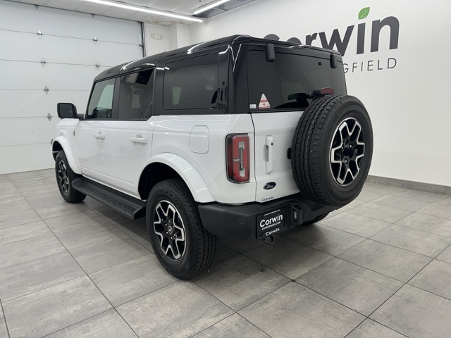 2025 Ford Bronco Outer Banks photo 2