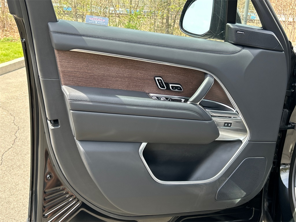 2023 Land Rover Range Rover SE photo 8