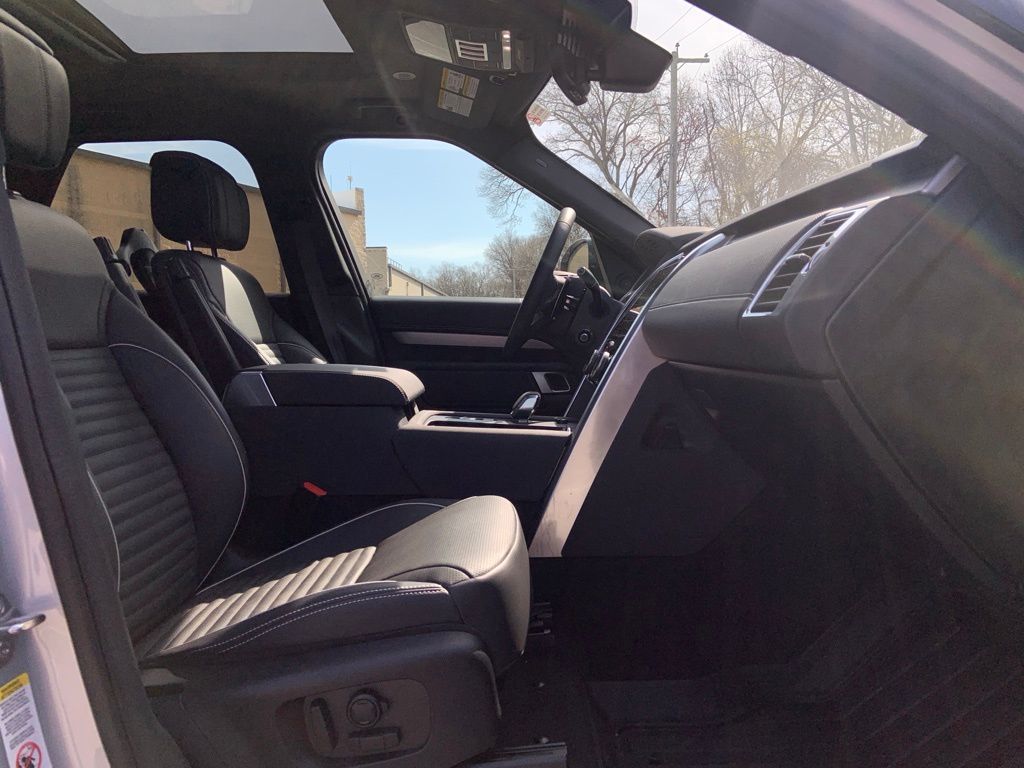 2024 Land Rover Discovery SE photo 18
