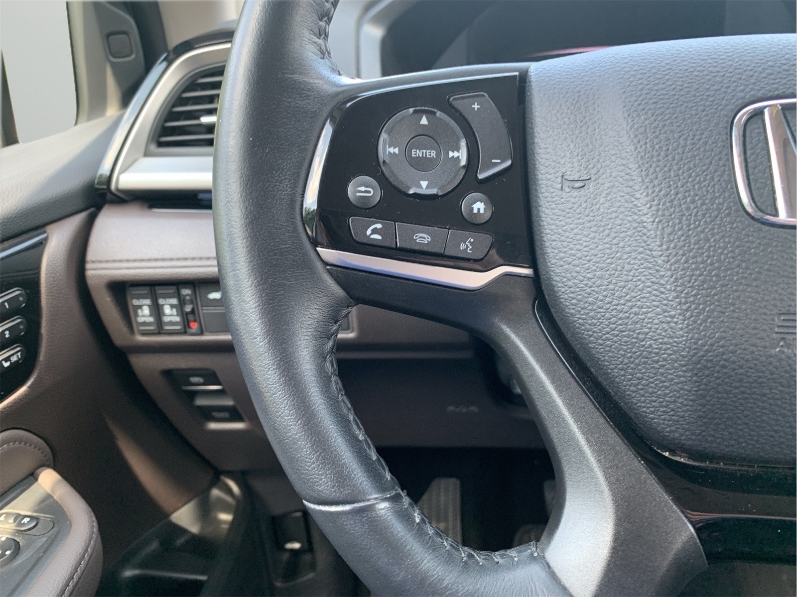 2023 Honda Odyssey Touring photo 12