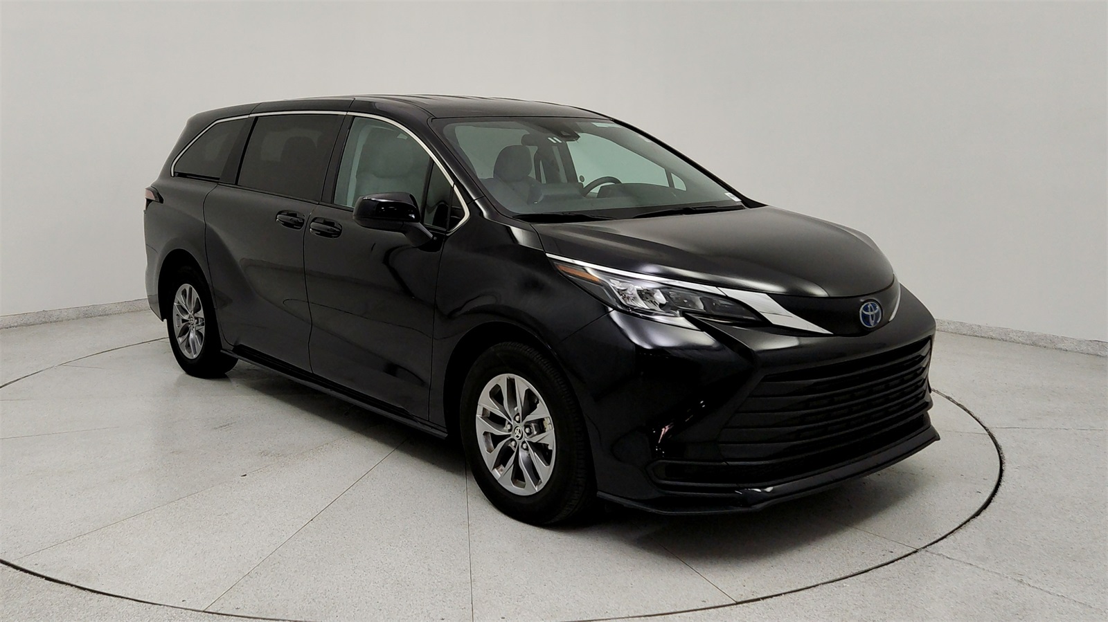 2024 Toyota Sienna LE's photo