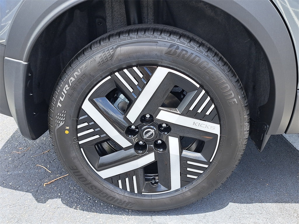 2025 Nissan Kicks SV photo 5