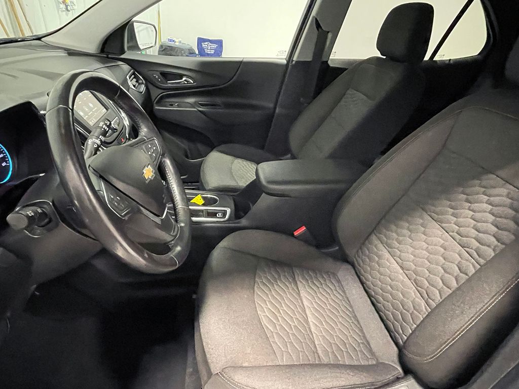 2019 Chevrolet Equinox LT photo 2
