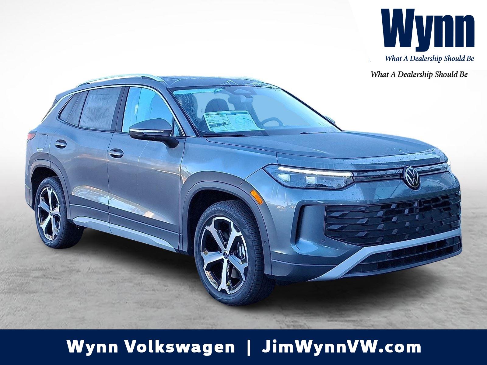 2025 Volkswagen Tiguan SE's photo