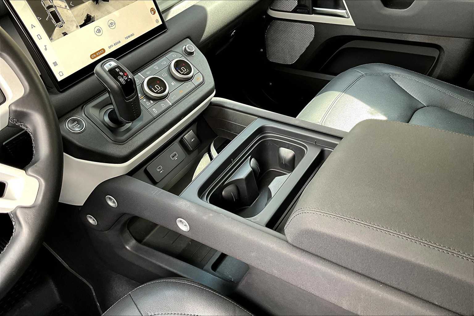 2023 Land Rover Defender SE photo 17