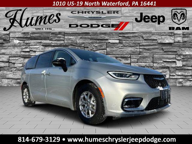 2024 Chrysler Pacifica Touring L's photo