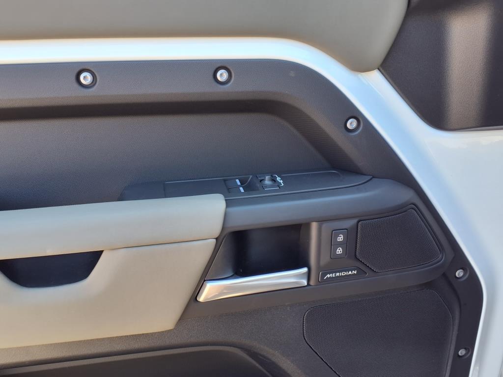 2025 Land Rover Defender 90 S photo 10