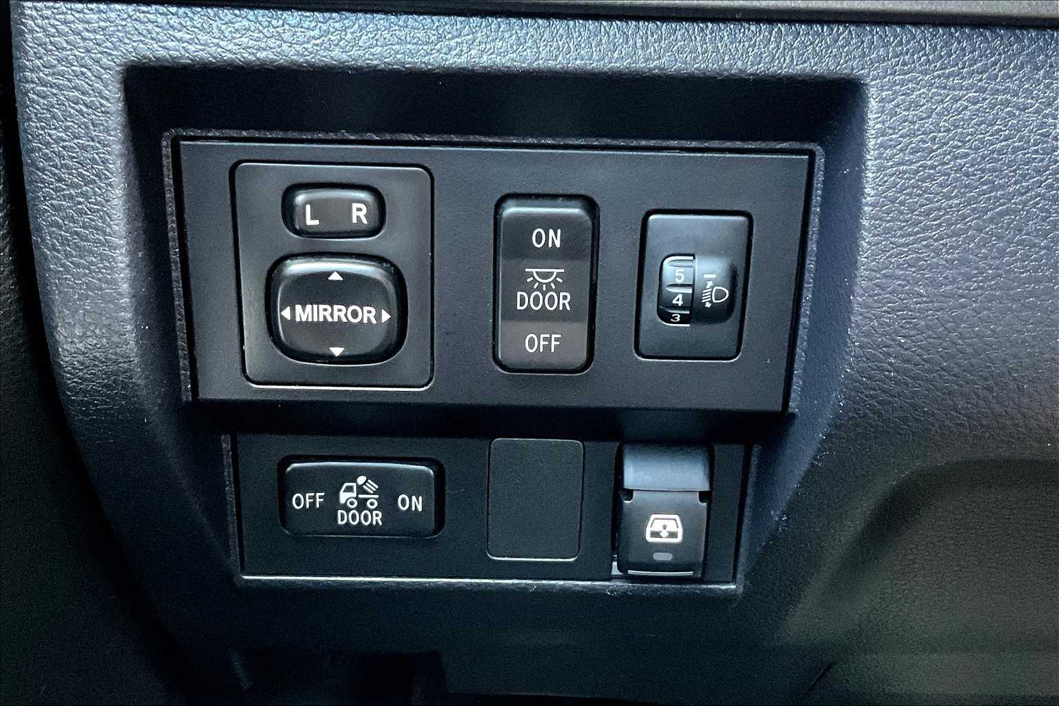 2017 Toyota Tundra SR5 photo 32
