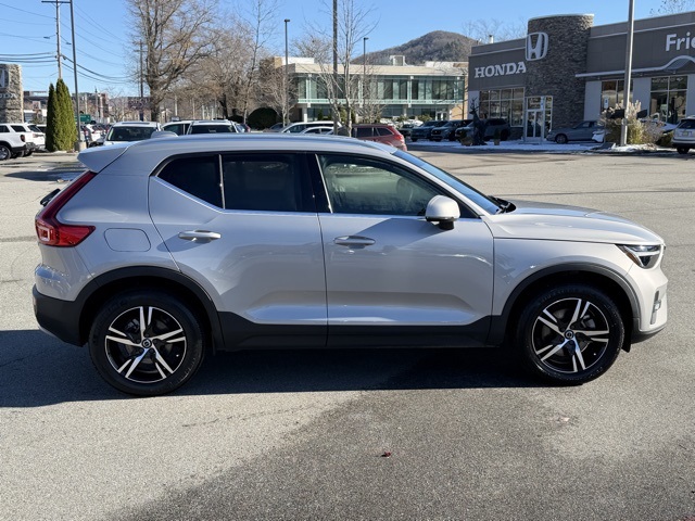 2023 Volvo XC40 Plus photo 4