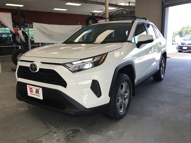 2025 Toyota RAV4 XLE photo 7