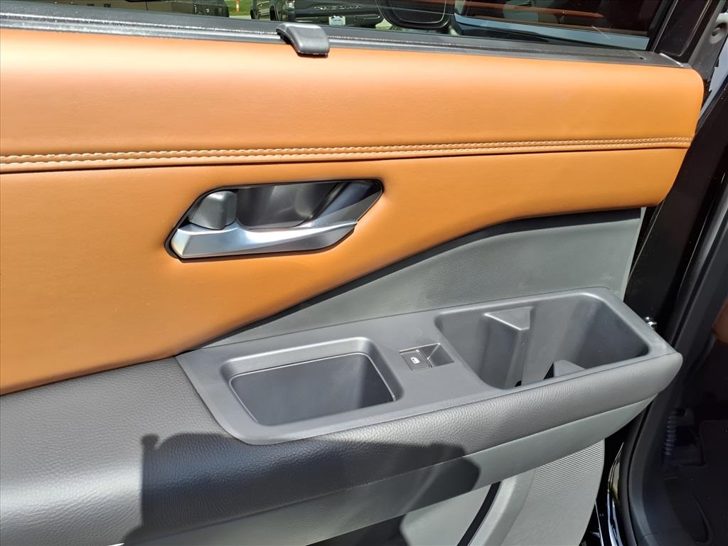 2025 Nissan Pathfinder Platinum photo 3