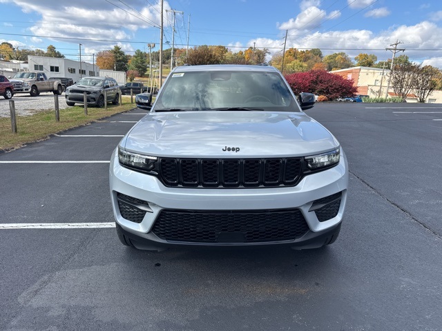 2025 Jeep Grand Cherokee Altitude photo 2