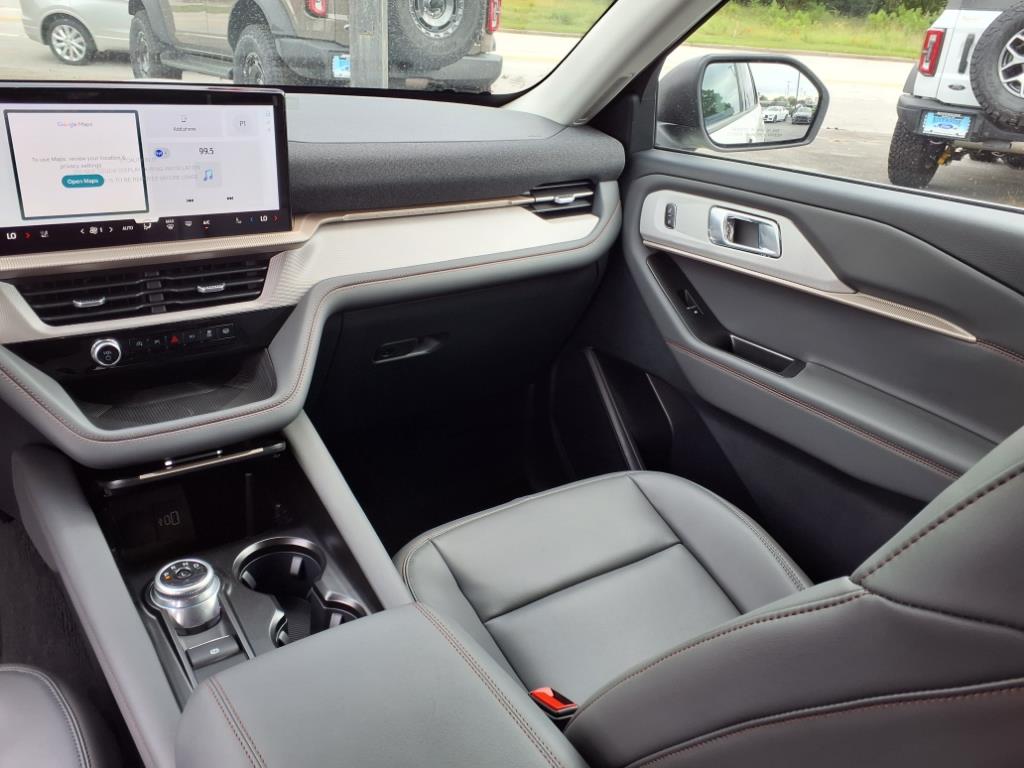 2025 Ford Explorer photo 7