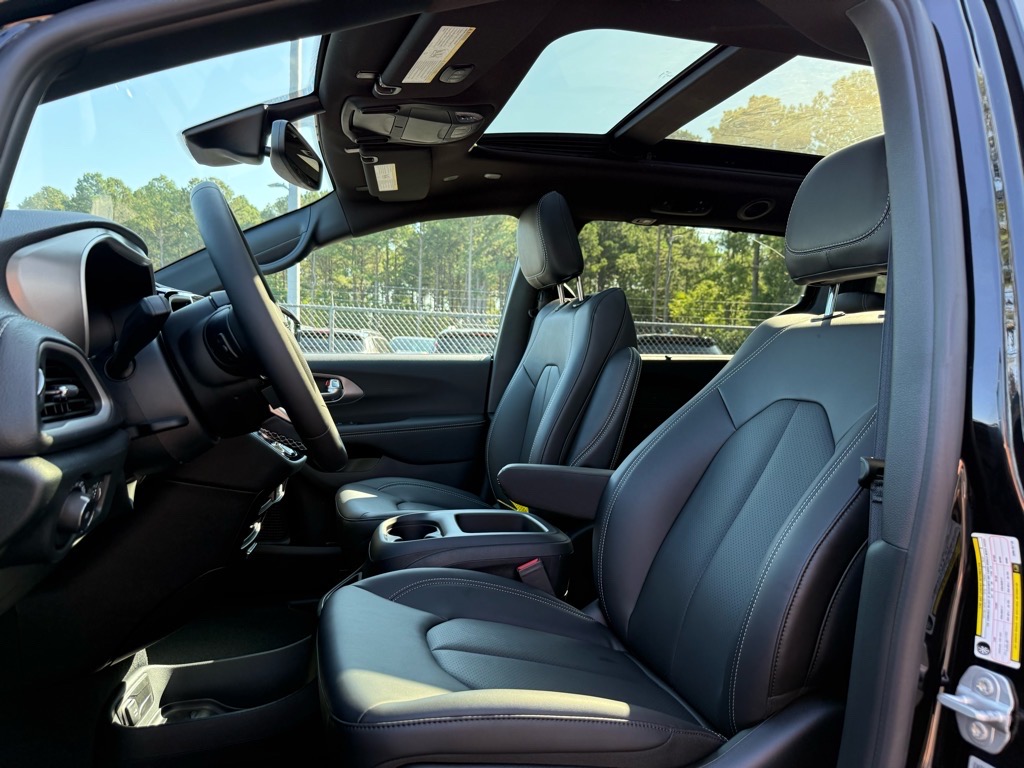2025 Chrysler Pacifica photo 4