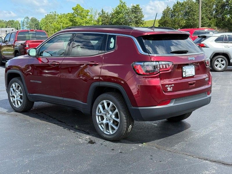 2022 Jeep Compass Latitude Lux photo 6