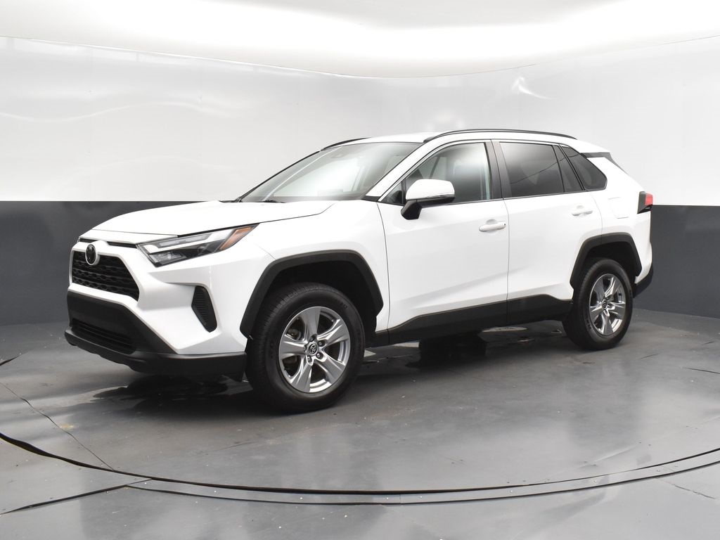 2022 Toyota RAV4 XLE photo 3
