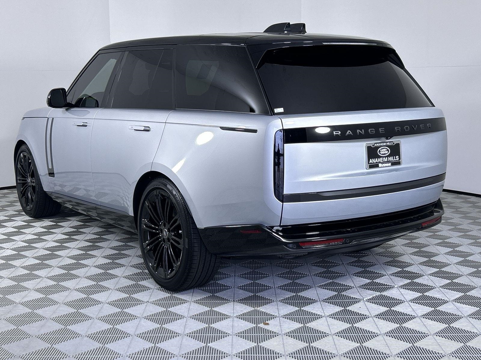 2025 Land Rover Range Rover SE photo 3