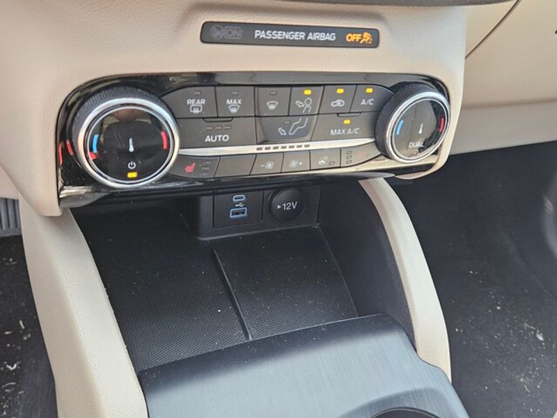 2022 Ford Escape Titanium Hybrid photo 23