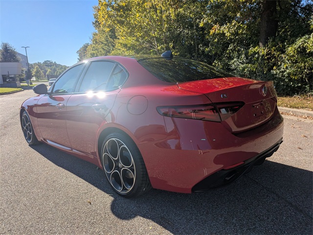 2022 Alfa Romeo Giulia Ti photo 3