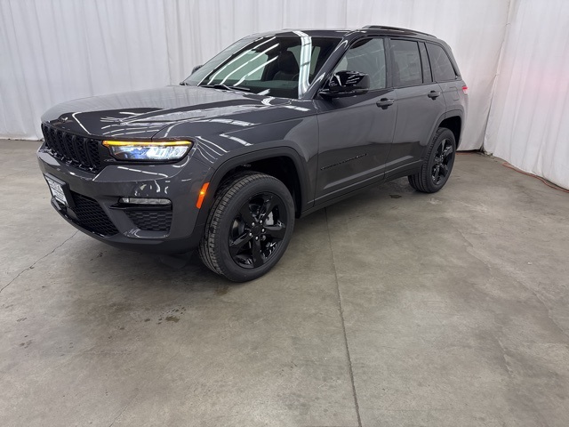 2025 Jeep Grand Cherokee Limited photo 3