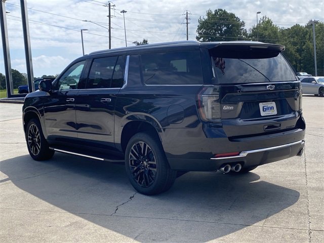 2025 Chevrolet Suburban Premier photo 2