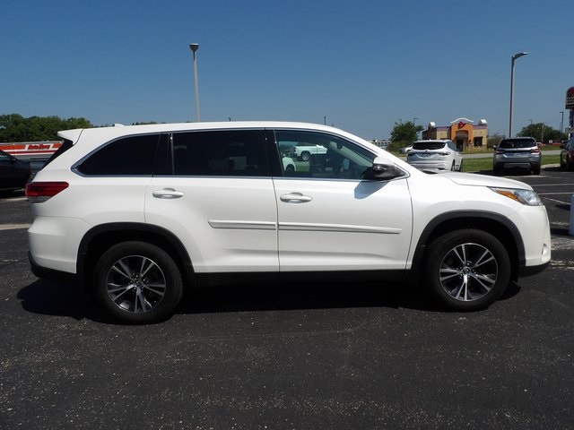 2019 Toyota Highlander LE photo 8