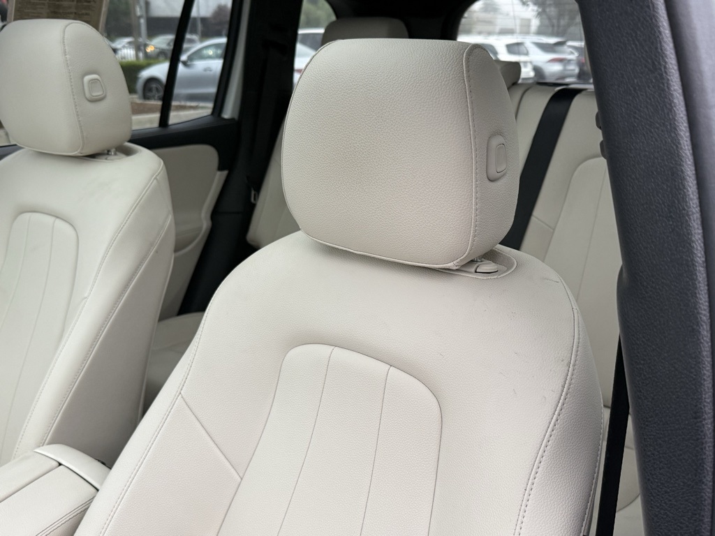 2024 Mercedes Benz GLB 250 4MATIC photo 2