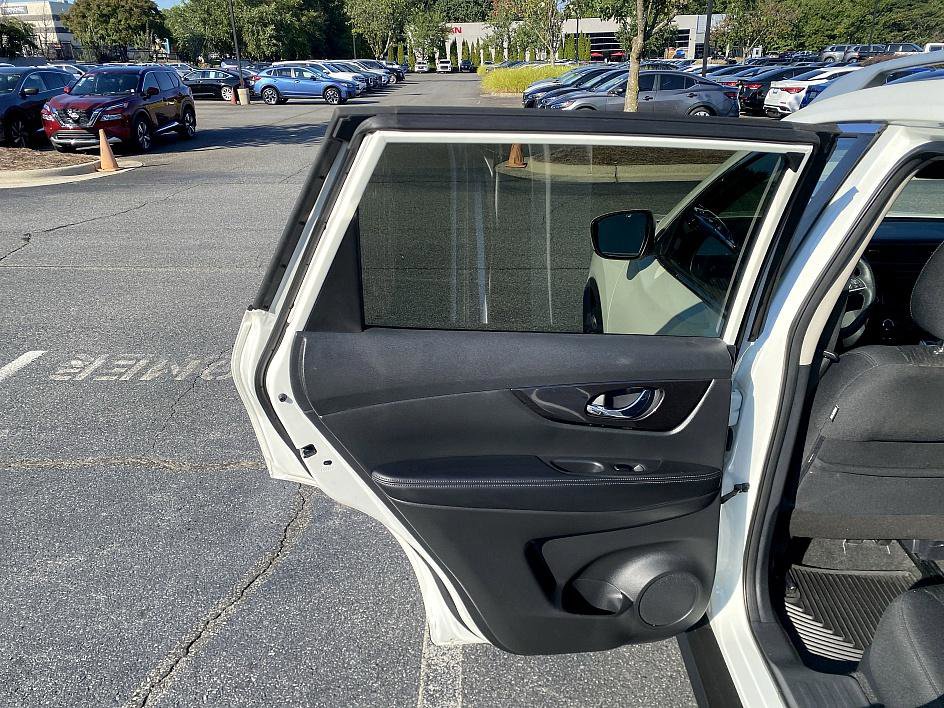 2019 Nissan Rogue SV photo 17