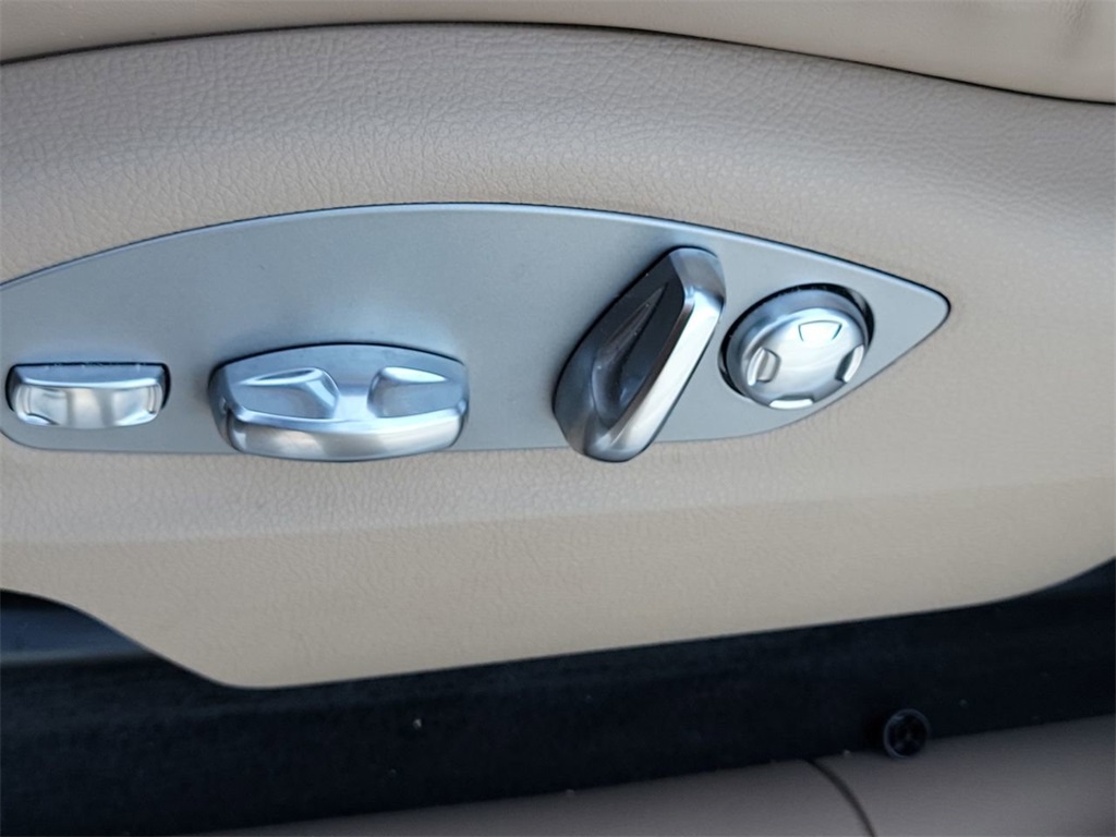 2024 Porsche Macan T photo 24