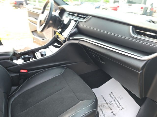 2022 Jeep Grand Cherokee Altitude photo 32