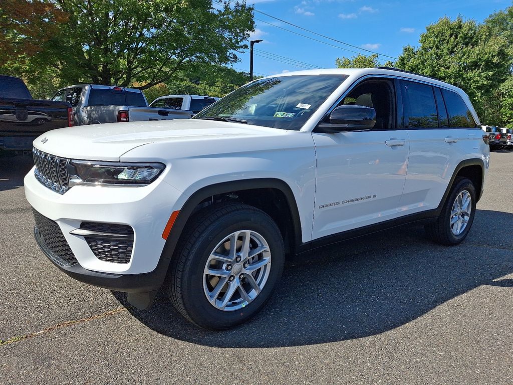 2025 Jeep Grand Cherokee Laredo X photo 2