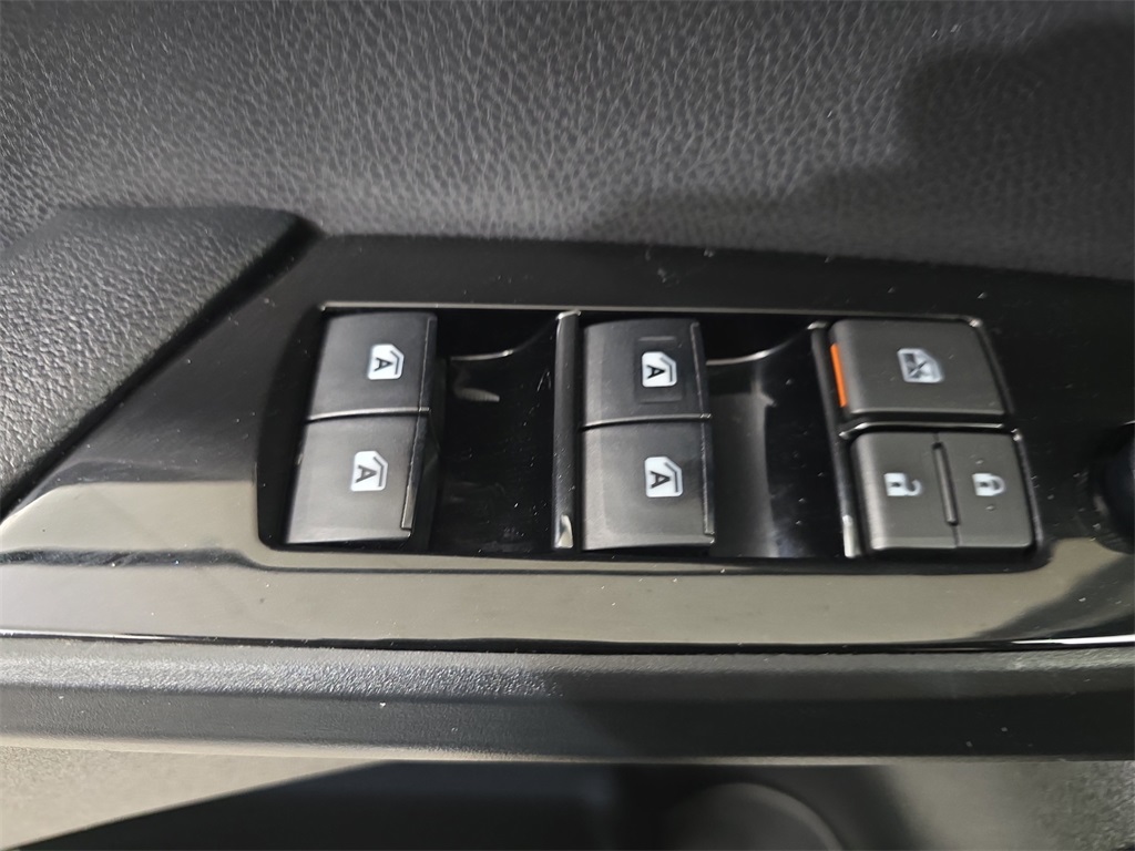2018 Toyota Prius Three photo 28