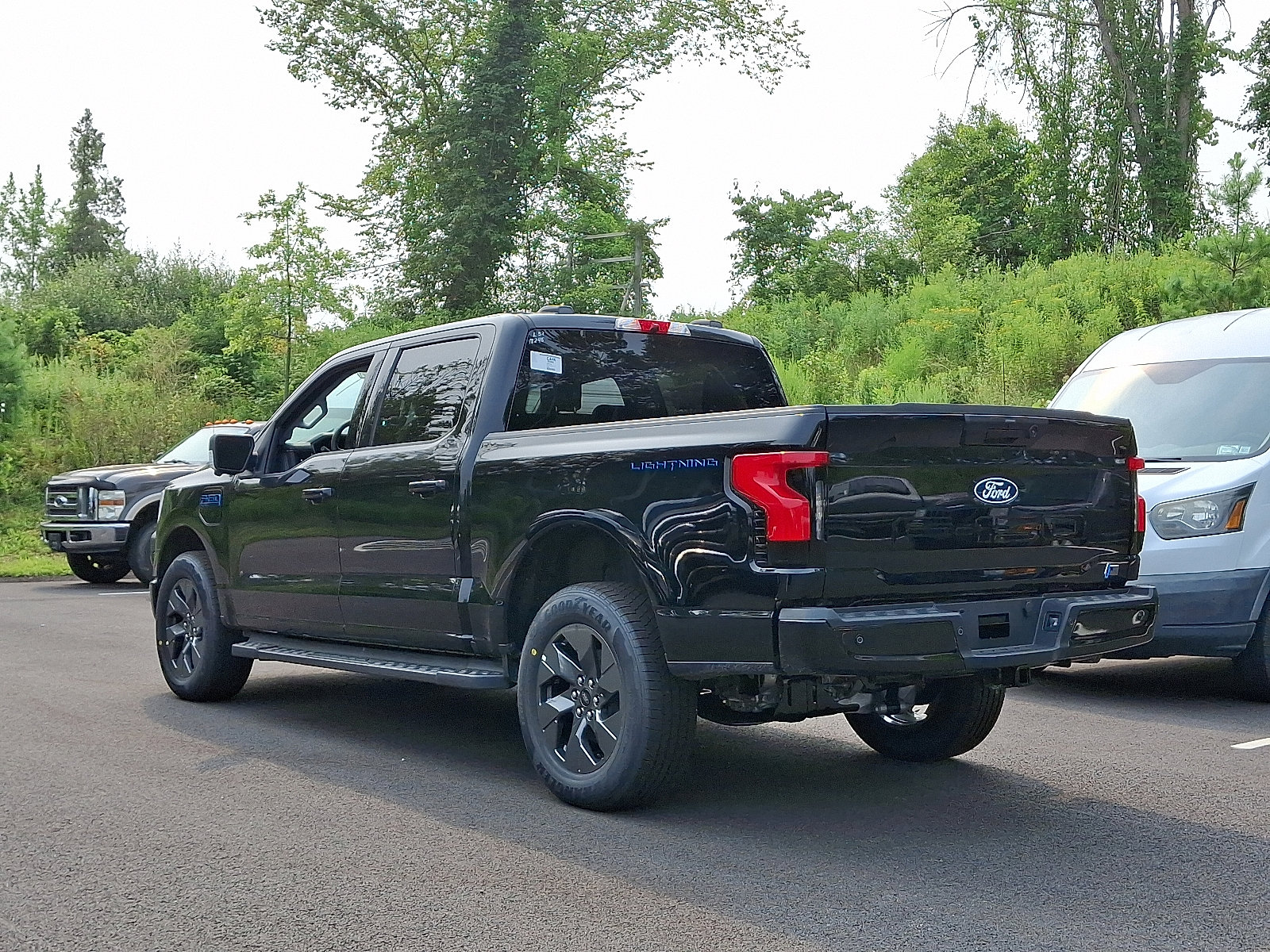 2025 Ford F-150 Lightning photo 3