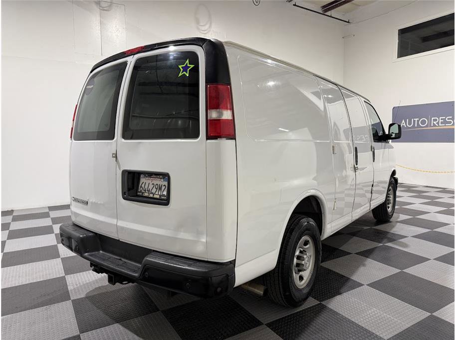 Used 2017 Summit White Chevrolet Van 3D image 5