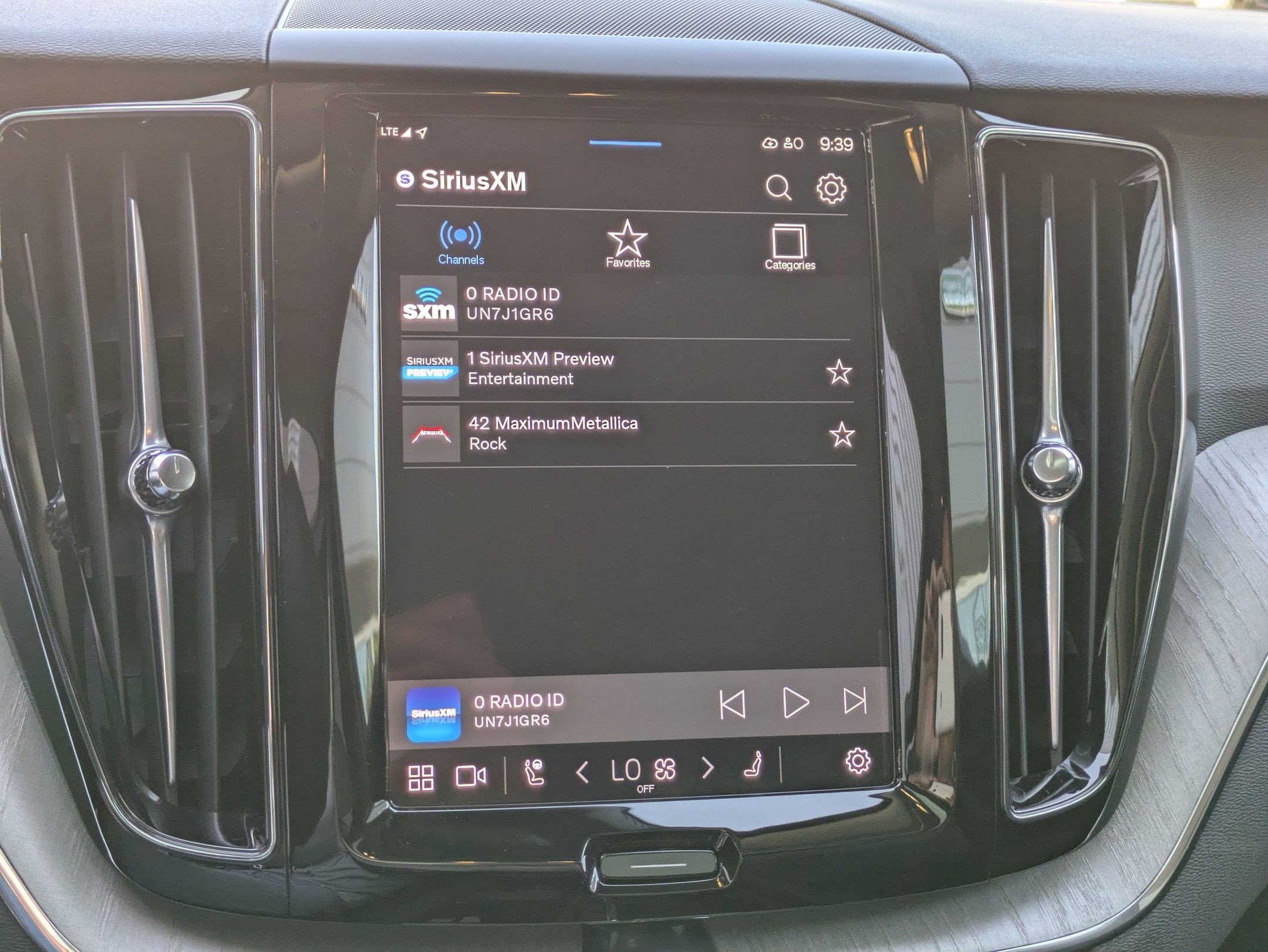 2025 Volvo XC60 Plus photo 19