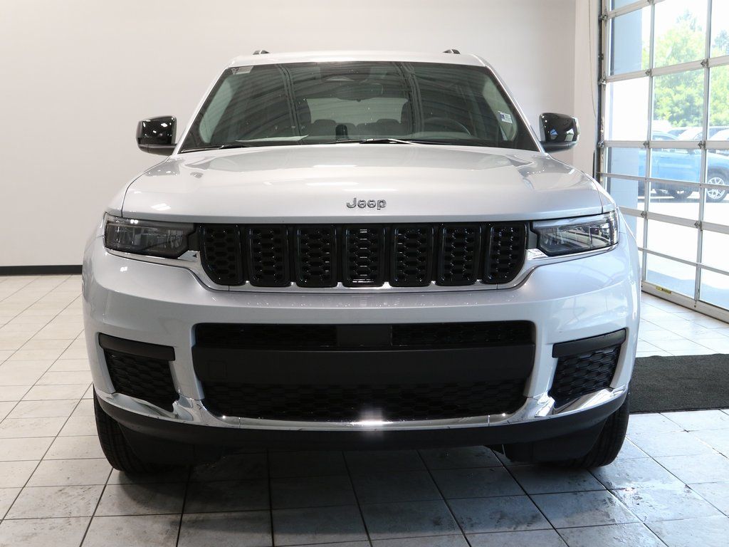 2023 Jeep Grand Cherokee Laredo photo 2