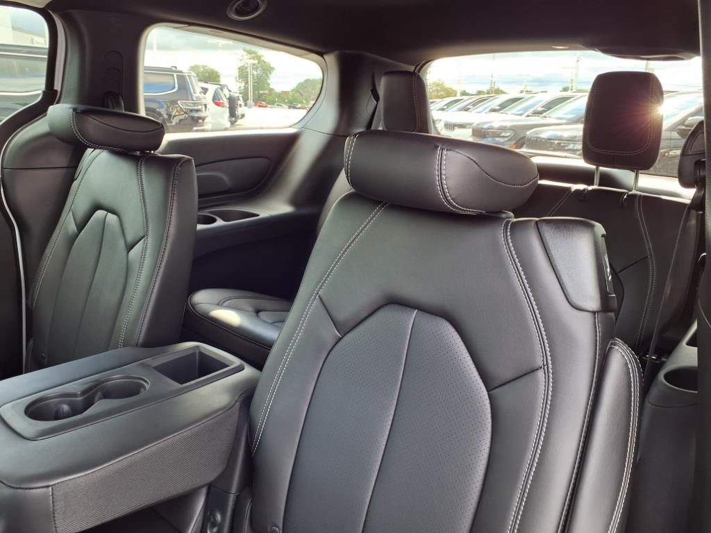 2026 Chrysler Pacifica photo 12