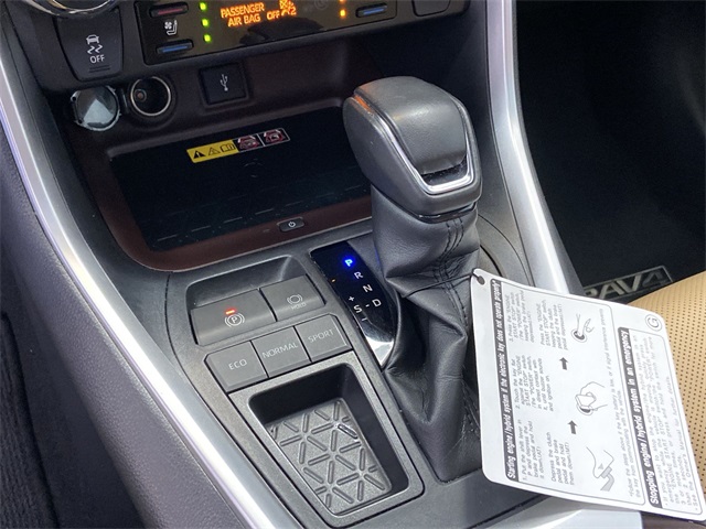 2022 Toyota RAV4 Limited photo 28