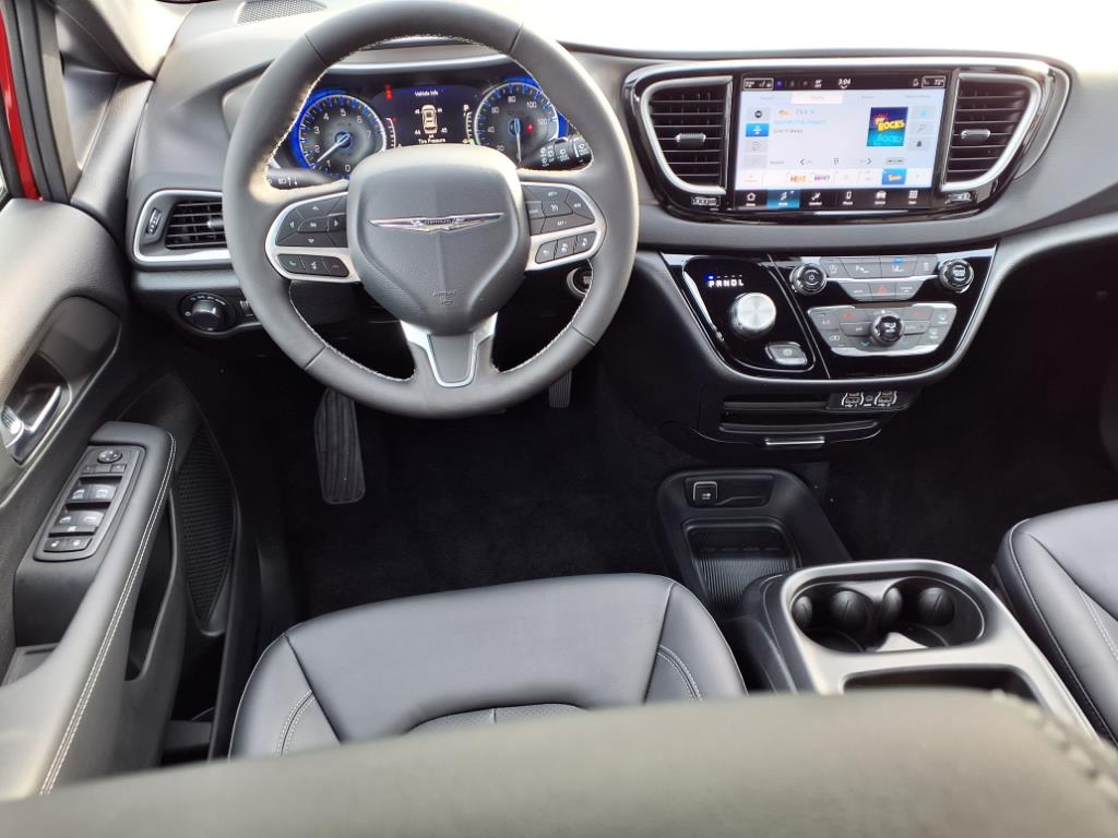 2025 Chrysler Voyager LX photo 3