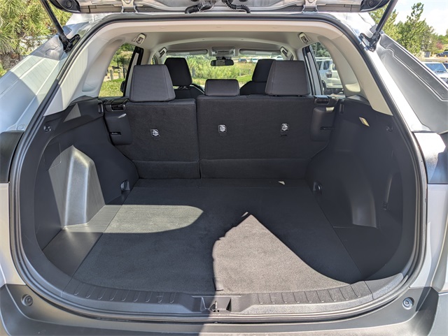 2022 Toyota RAV4 LE photo 5