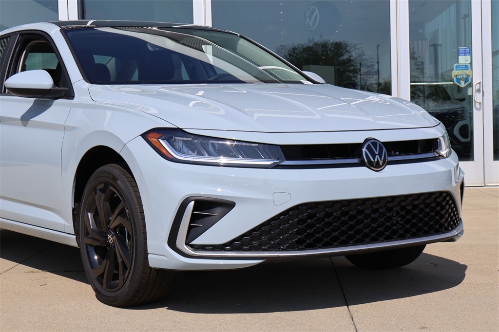 2025 Volkswagen Jetta 1.5T SE photo 3