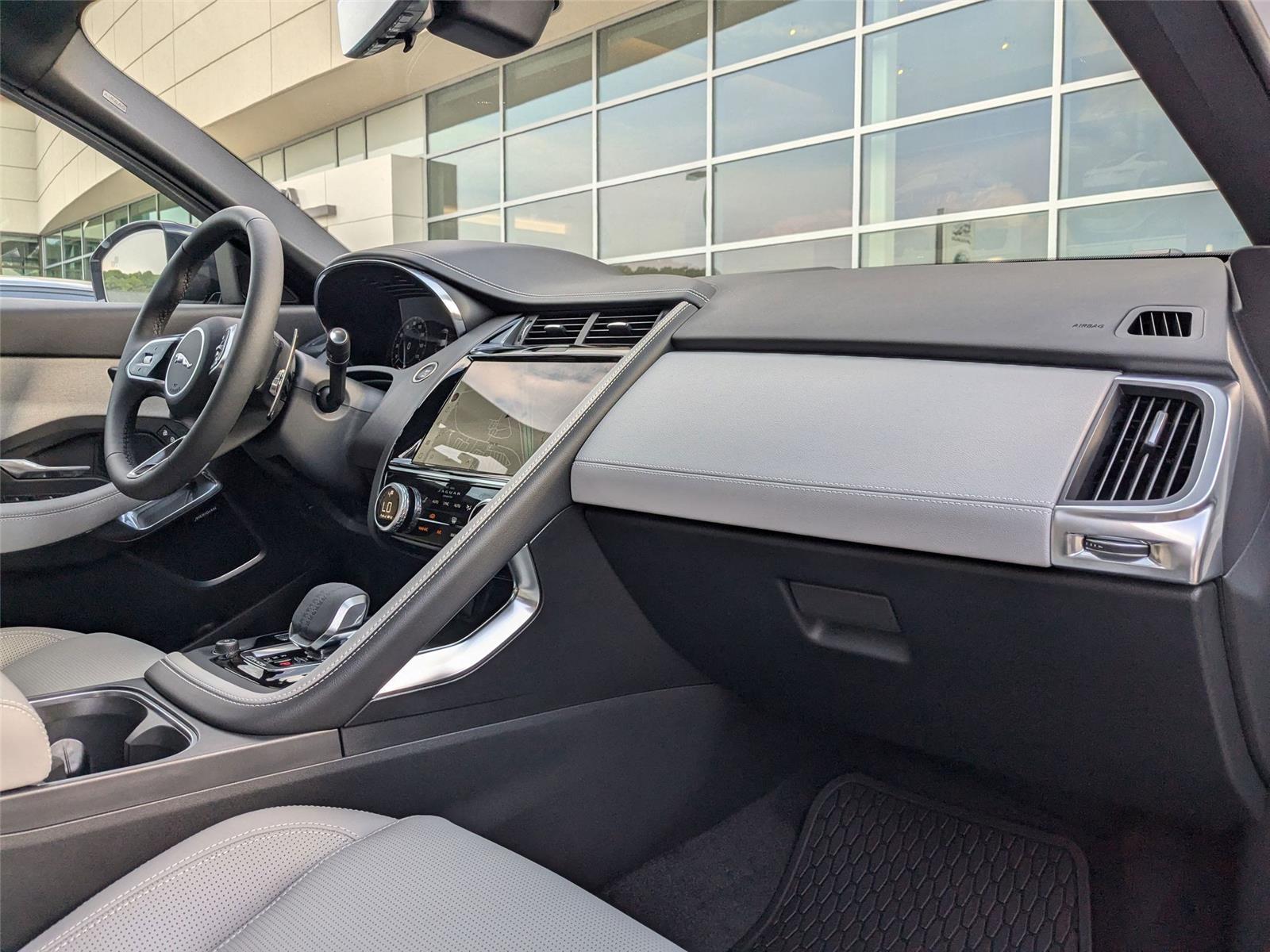 2024 Jaguar E-PACE R-Dynamic SE photo 36