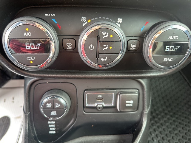 2016 Jeep Renegade Trailhawk photo 13