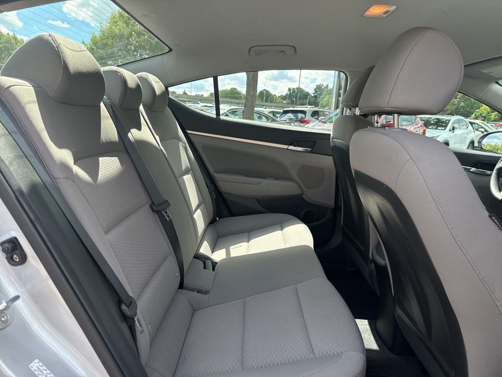2020 Hyundai Elantra SEL photo 25