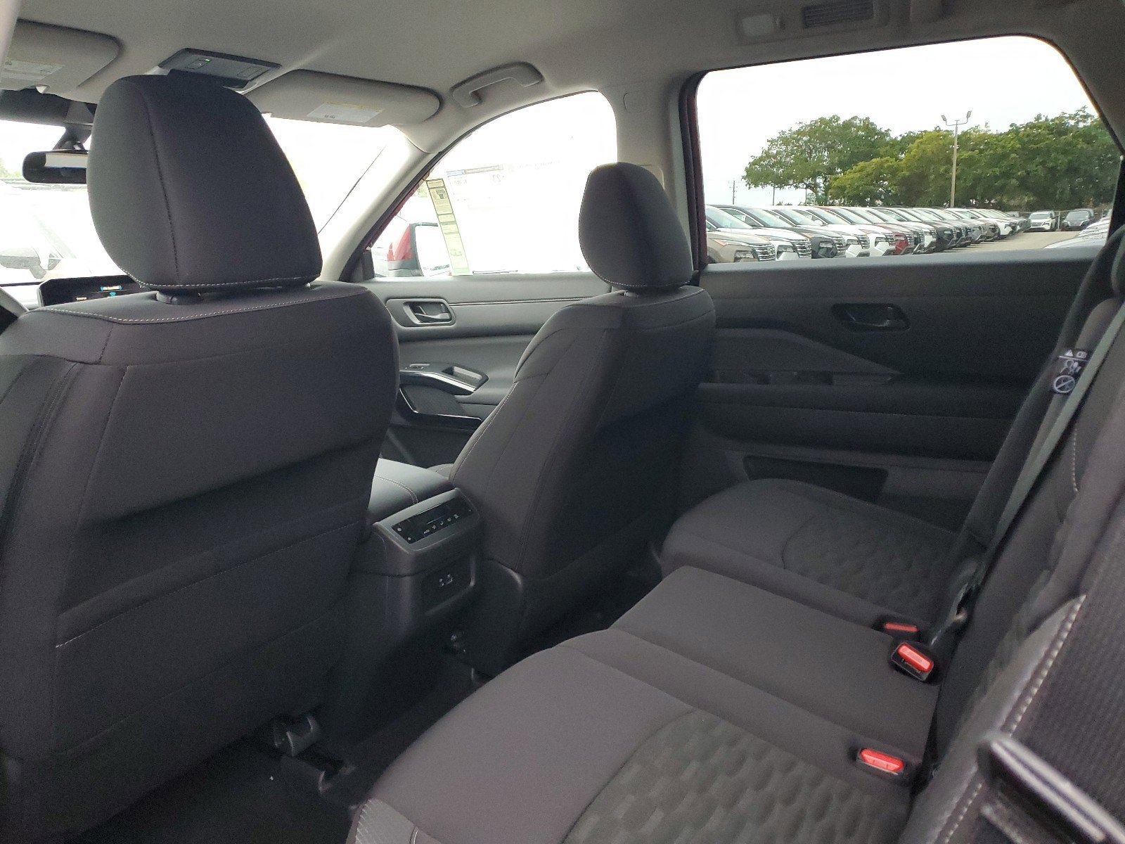 2025 Nissan Pathfinder SV photo 3