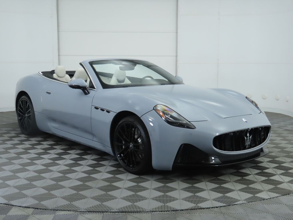 2025 Maserati Grancabrio Base photo 3