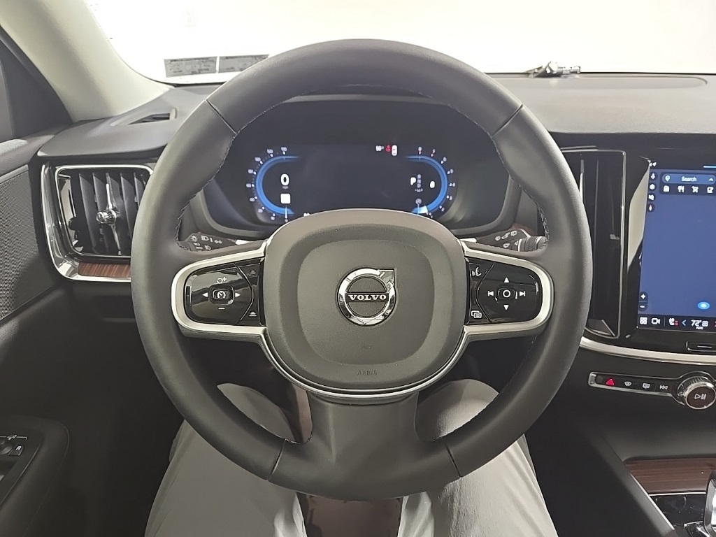 2025 Volvo V60 Cross Country Plus's photo