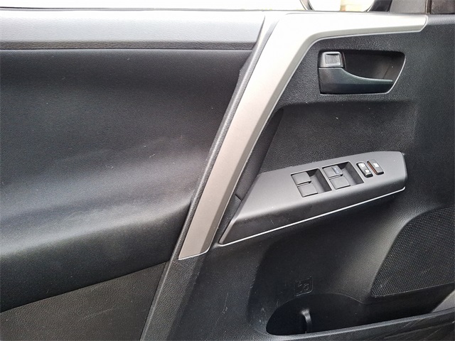 2017 Toyota RAV4 LE photo 19